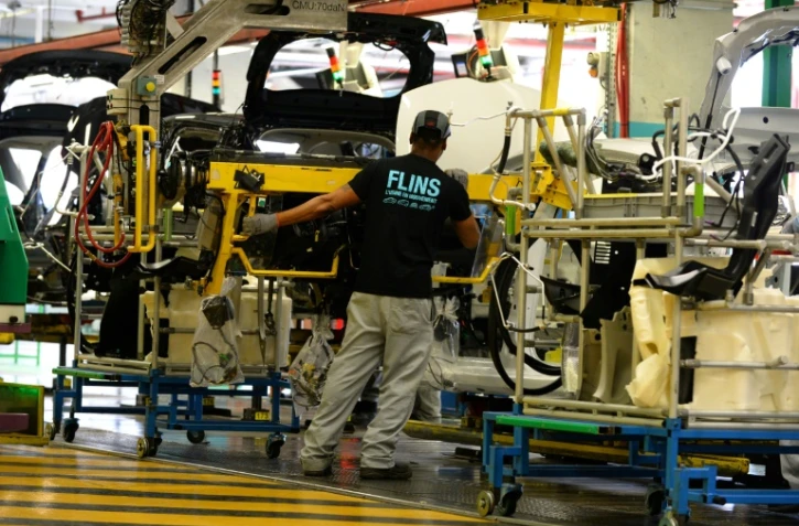 Un ouvrier sur une chaîne de montage le 3 février 2017 à l'usine Renault de Flins-sur-Seine 