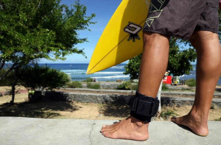 Un sufeur à La Réunion le 22 février 2019 portant un appareil électromagnétique censé éloigner les requins