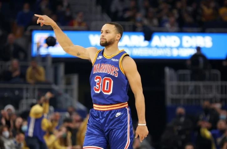 Stephen Curry, des Golden State Warriors, contre les Phoenix Suns en NBA le 3 décembre 2021 au Chase Center à San Francisco