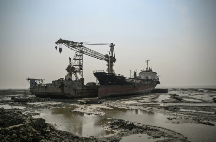 Un site de démantèlement de bateaux dans la ville portuaire de Chittagong, le 20 février 2025 dans le sud du Bangladesh