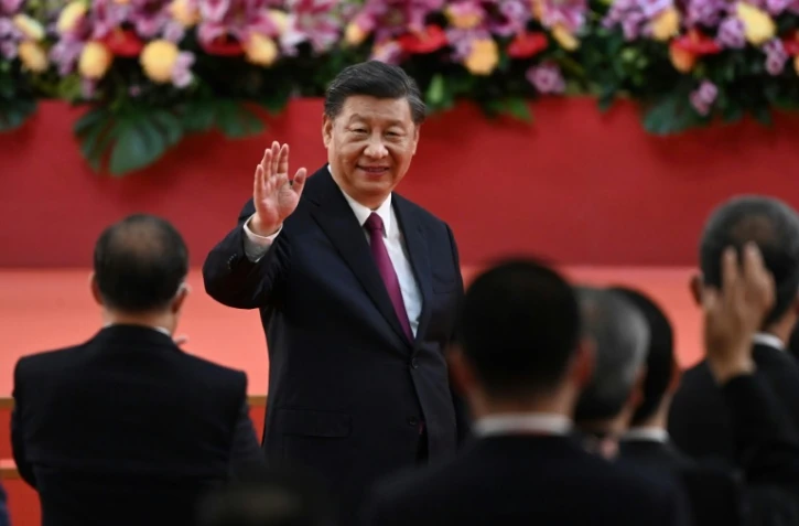 Le président chinois Xi Jinping saluant les responsables hongkongais après son discours lors de la cérémonie pour le 25e anniversaire de la rétrocession de l'ancienne colonie britannique, à Hong Kong, le 1er juillet 2022