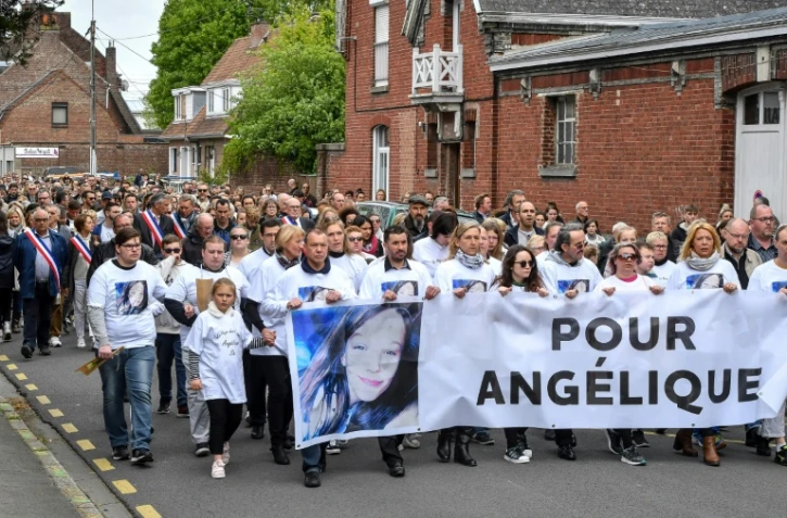 Des centaines de personnes prennent part à la marche blanche en hommage à Angélique, le 1er mai 2018 à Wambrechies
