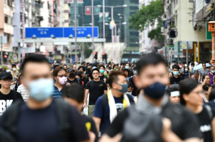 Des milliers de manifestants défilent le 11 août 2019 dans les rues de Hong Kong