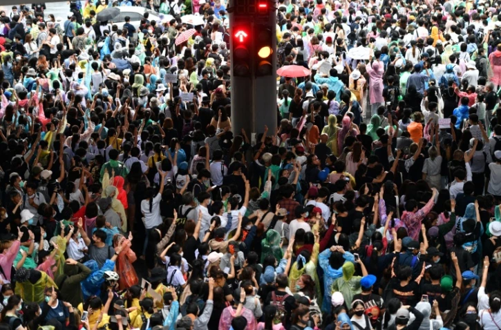 Des centaines de manifestants continuent de braver les mesures d'urgence à Bangkok, le 16 octobre 2020