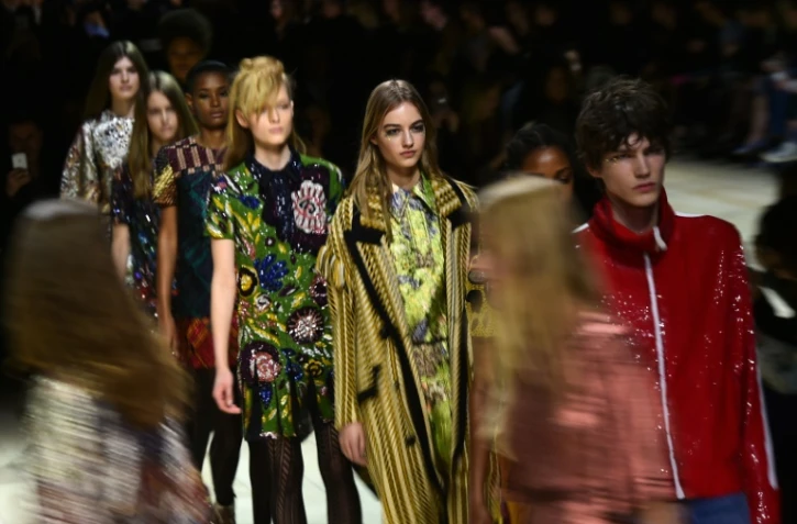 Des mannequins présentent la collection automne/hiver de Burberry Prorsum à la Fashion Week de Londres le 22 février 2016