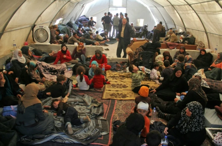 Des Syriens blessés dans un attentat visant des autocars servant à évacuer des habitants de villes assiegées, dans une tente à la frontière entre la Syrie et la Turquie dans la province d'Idlib le 17 avril 2017 