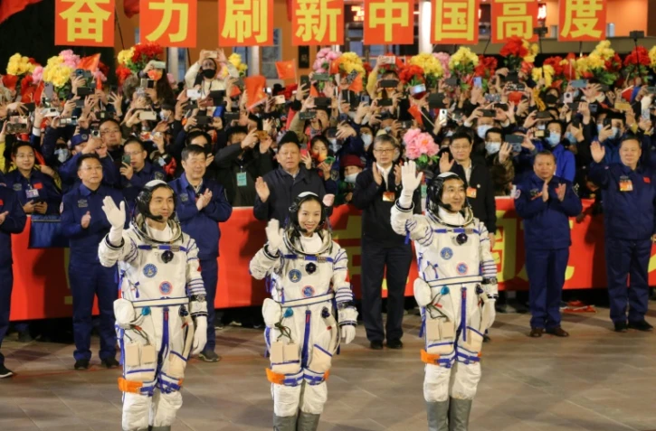 Les astronautes chinois Ye Guangfu, Wang Yaping et Zhai Zhigang, au Centre de lancement de Jiuquan (nord-ouest de la Chine) le 15 octobre 2021