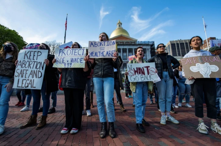 Des défenseurs du droit à l'avortement manifestent à Boston (Massachusetts) le 8 mai 2022

