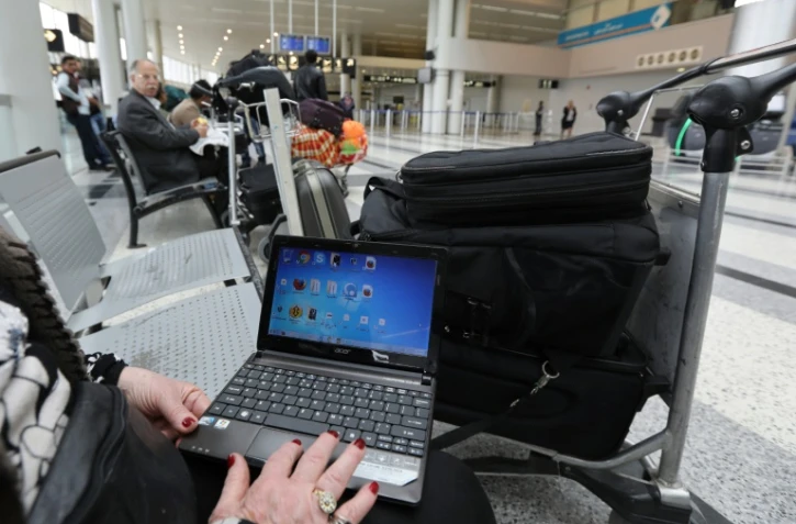 Une voyageuse syrienne en partance pour les Etats-Unis consulte son ordinateur à l'aéroport de Beyrouth, le 22 mars 2017