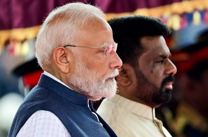 Le président sri-lankais Anura Kumara Dissanayake (d) et le Premier ministre indien Narendra Modi lors d'une cérémonie place de l'Indépendance à Colombo, le 5 avril 2025