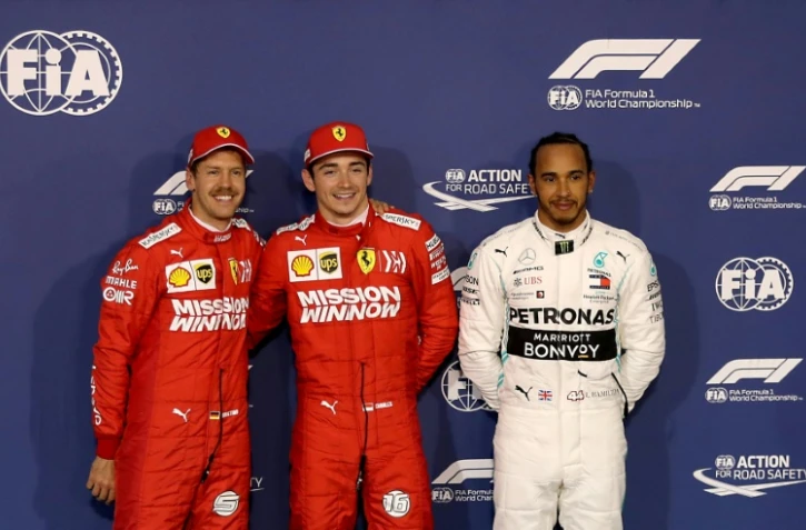 Le Monégasque Charles Leclerc (c) lors de sa première pole position en F1 au GP de Bahrein devant l'Allemand Sebastian Vettel et le Britannique Lewis Hamilton le 30 mars 2019