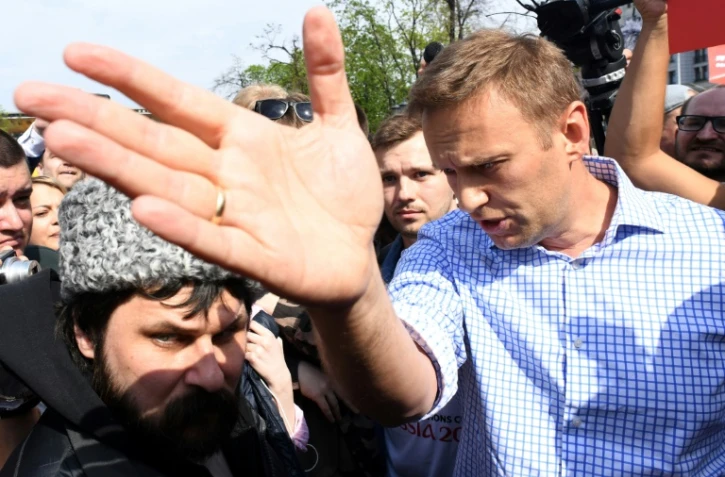 L'opposant Alexeï Navalny discute avec des militants pro-Poutine à Moscou, le 5 mai 2018