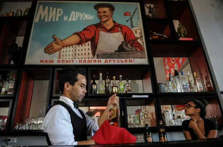Une affiche de propagande soviétique dans le restaurant rétro Nazdarovie à La Havane, le 16 octobre 2017