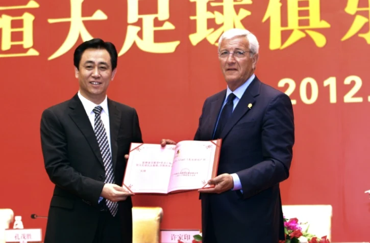 Xu Jiayin (g), patron d'Evergrande et de l'équipe de football de Guangzhou, et l'entraîneur italien Marcello Lippi, lors de la signature d'un contrat, le 17 mai 2012 à Guangzhou