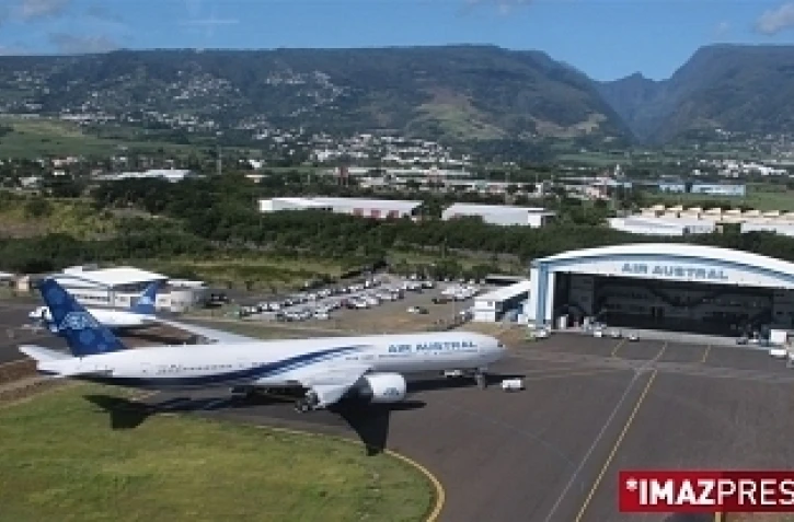 Un gendarme tire sur un hublot d'Air Austral