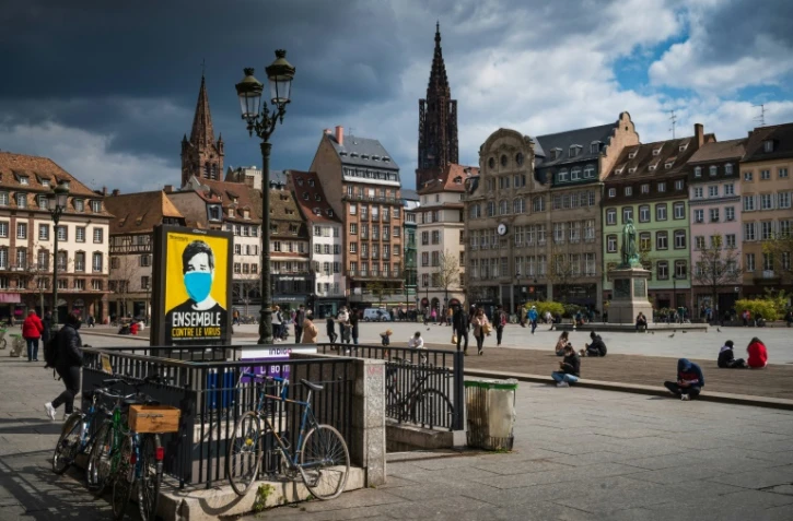 La grand-place de Strasbourg, avec une affiche "Ensemble contre le virus", le 12 avril 2021