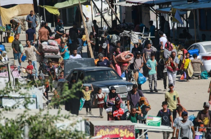 Des Palestiniens fuient un quartier de Khan Younès, dans le sud de la bande de Gaza, après un ordre d'évacuation de l'armée israélienne, le 11 août 2024