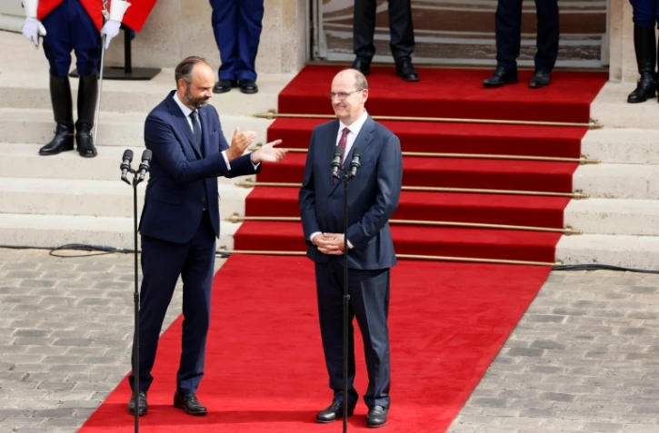 L'ex-Premier ministre Edouard Philippe applaudit son successeur Jean Castex, dans la cour de l'HĂ´tel Matignon, le 3 juillet 2020