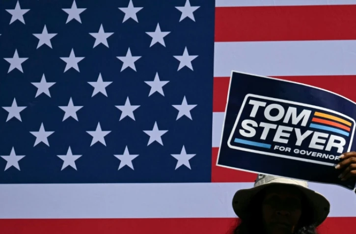 Des supporters de Tom Steyer, candidat démocrate à l’élection du gouverneur de Californie, brandissent des écriteaux le soutenant pendant l’un de ses discours de campagne à Los Angeles, le 31 mai 2026