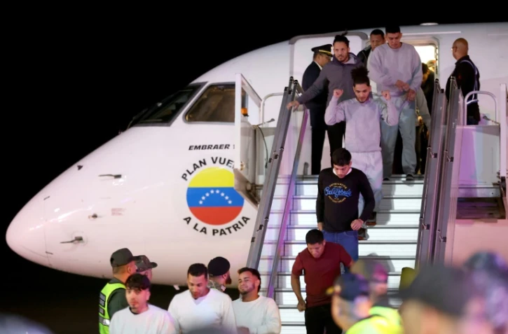 Des migrants vénézuéliens expulsés des Etats-Unis arrivent à l'aéroport de Maiquetia, au nord de Caracas, le 10 février 2025