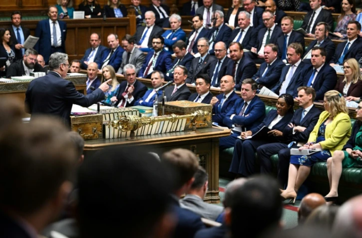 La photo fournie par le parlement britannique montre le premier ministre Keir Starmer qui pointe du doigt Kemi Badenoch, le chef des conservateurs, principal parti d'opposition 