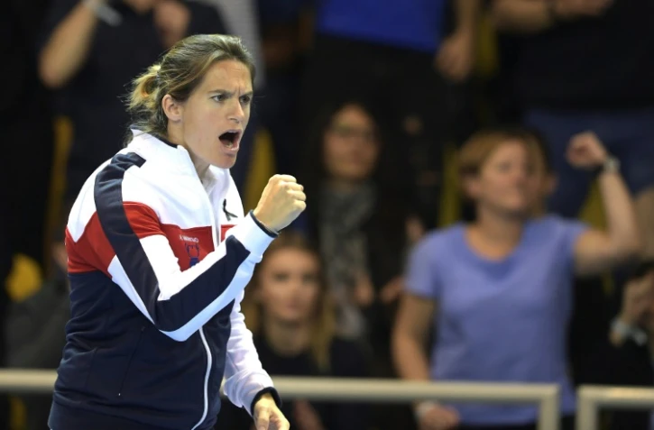 La capitaine de la Fed Cup Amélie Mauresmo encourage Caroline Garcia en finale face à la Tchèque Karolina Pliskova, le 13 novembre 2016 à Strasbourg