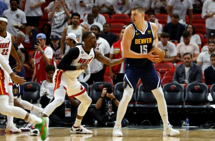 L'intérieur des Denver Nuggets Nikola Jokic (d) face à celui du Miami Heat Bam Adebayo, le 9 juin 2023 au Kaseya Center de Miami lors du match N.4 des finales NBA