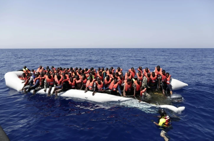 Image fournie par la Croix rouge italienne de migrants secourus au large de la Libye, le 18 août 2016