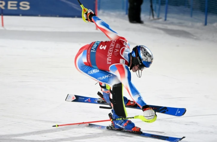 Clément Noël dans le final de la seconde manche du slalom de Levi, en Finlande le 17 novembre 2024. Le Français a remporté sa onzième victoire en Coupe du monde, la première depuis janvier 2023