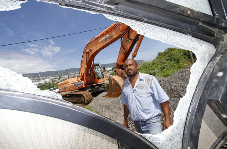 Lundi 15 Mars 2010

Herman Elyse devant son engin de chantier