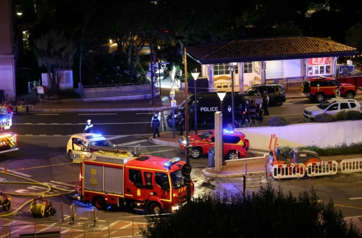 Cette photographie montre les services d'urgence monégasques déployés près du lieu d'une explosion survenue dans un immeuble résidentiel à Monaco, près de la frontière avec la France, le 29 juin 2026