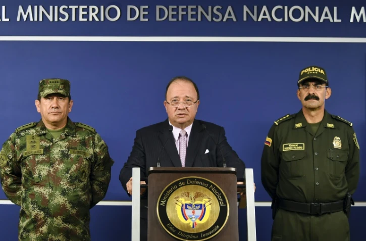 Le ministre colombien de la Défense Luis Carlos Villegas (c), le commandant des Forces armées, le général Juan Pablo Rodriguez (g) et le directeur général de la police colombienne, Rodolfo Palomino lors d'une conférence de presse, le 26 octobre 2015 à Bogota