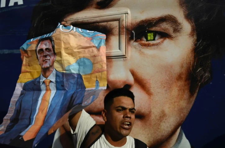 Un partisan du ministre argentin de l'Economie et candidat à la présidence Sergio Massa harangue les partisans de son rival à la présidence Javier Milei, lors d'un rassemblement de campagne de ce dernier à Ezeiza, dans la province de Buenos Aires, le 15 novembre 2023