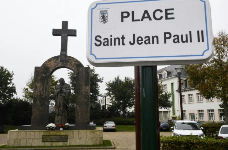 La statue en bronze de Jean-Paul II surmontée d'une croix, à Ploêrmel, dans le Morbihan le 2 novembre 2017
