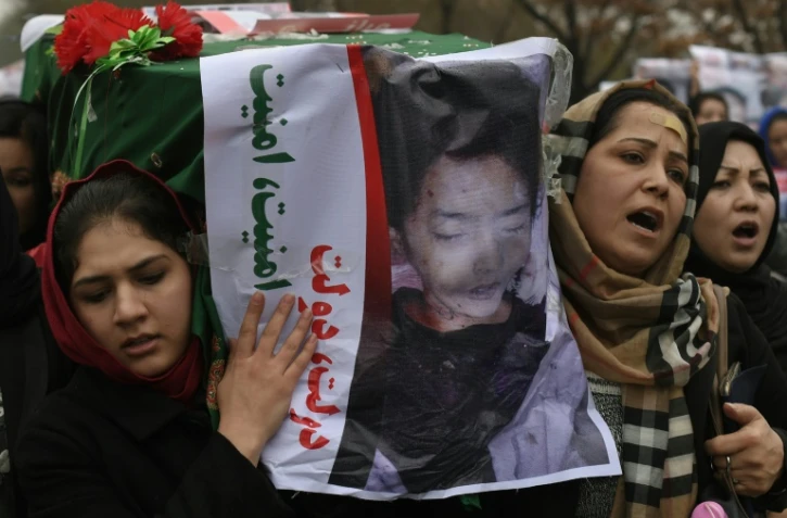 Des Afghanes brandissant le cercueil de l'un des sept Hazaras décapités, manifestent le 11 novembre 2015 à Kaboul