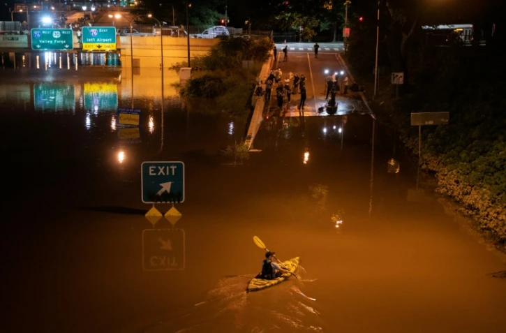 Un homme en kayak sur une portion de la route Interstate à Philadelphie le 2 septembre 2021