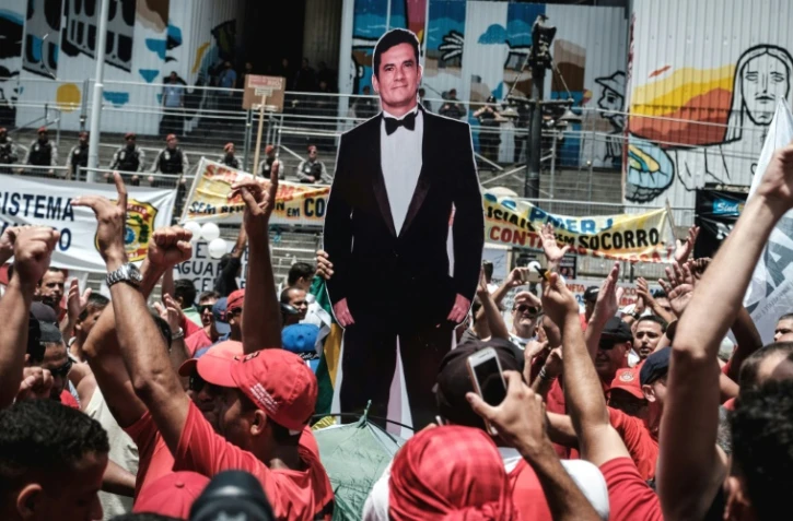 Des brésiliens portent une photographie à taille réelle du juge anti-corruption Sergio Moro, en charge de l'opération "Lavage Express" au Brésil, lors d'une manifestation le 12 décembre 2016 à Rio de Janeiro