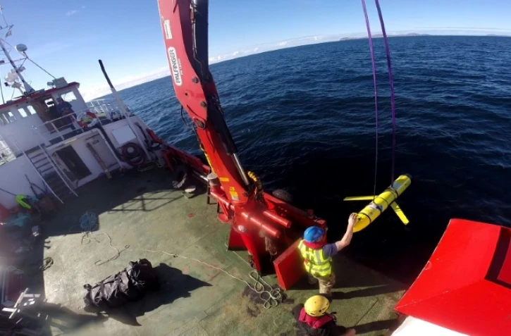 Photo non datée fournie par la Navy montrant une équipe à bord d'un navire océanographique, au large de l'Ecosse, sortant de l'eau une sonde similaire à celle saisie par la Chine jeudi soir en mer de Chine méridionale