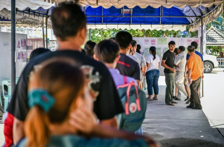 File d'attente devant un bureau de vote lors du référendum sur une nouvelle Constitution, le 7 août 2016 à Buriram en Thaïlande