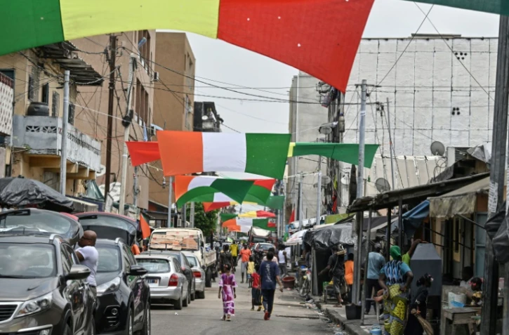 Des drapeaux dans une rue de Treichville à Abidjan, le 3 janvier 2024, alors que la CAN débute le même jour en Côte d'Ivoire