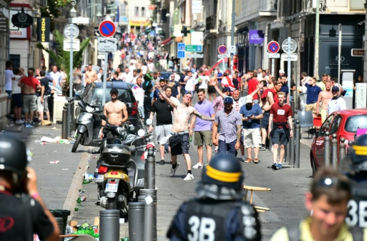 Des supporters anglais lancent des bouteilles sur les forces de l'ordre le 11 juin 2016 à Marseille