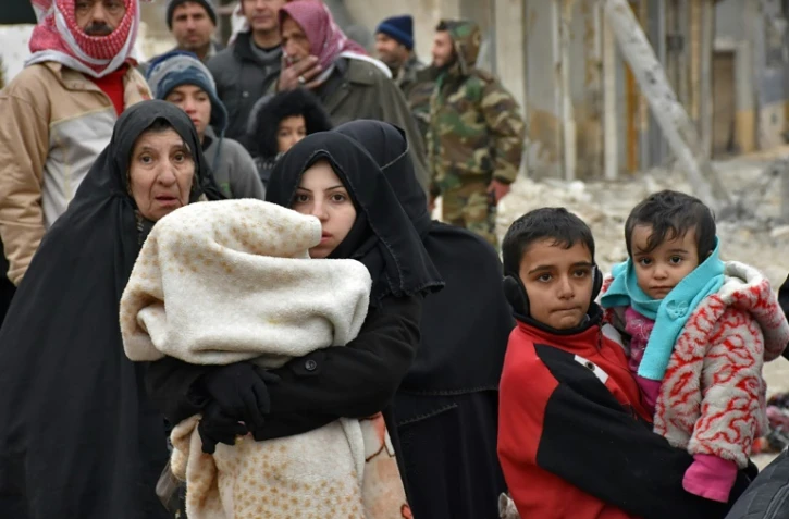 Des habitants fuyant les quartiers rebelles d'Alep arrivent à Masaken Hanano, un quartier repris par les forces syriennes, le 30 novembre 2016