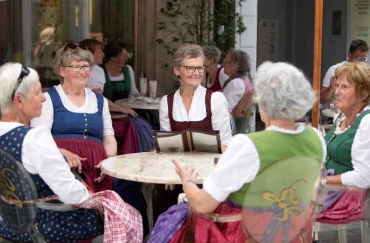 Des dames vêtues de robes "dirndl" sont assises à un café de Bad Ischl (Autriche) le 24 juin 2021