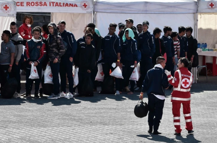 Des migrants débarquent de l'Aquarius, un navire de Médecins sans Frontières (MSF) et SOS-Méditerranée, à Catane en Sicile le 10 mai 2018 