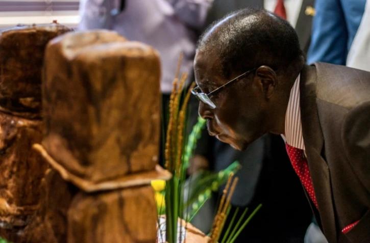 Robert Mugabe souffle les bougies pour son 93e anniversaire, le 21 février 2017 à Harare
