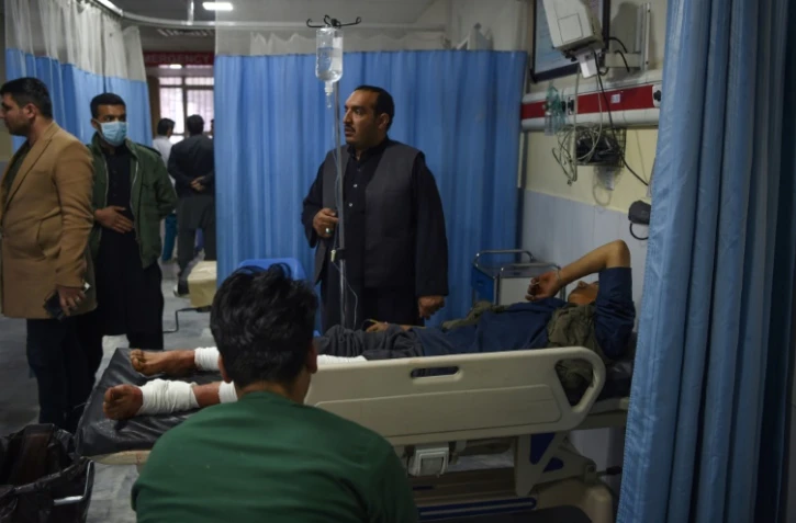 Un blessé est transporté à l'hôpital Wazir Akbar Khan après un l'explosion d'une voiture piegée à Kaboul, le 24 décembre 2018