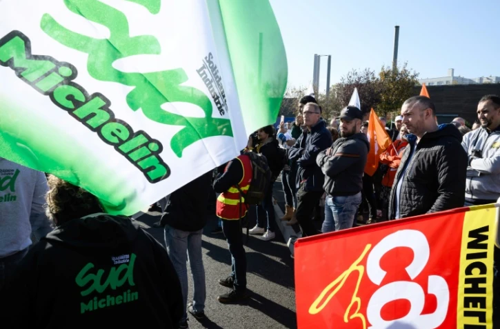 Des employés de Michelin se rassemblent lors d'une manifestation devant l'usine Michelin de Combaude à Clermont-Ferrand, le 8 novembre 2024