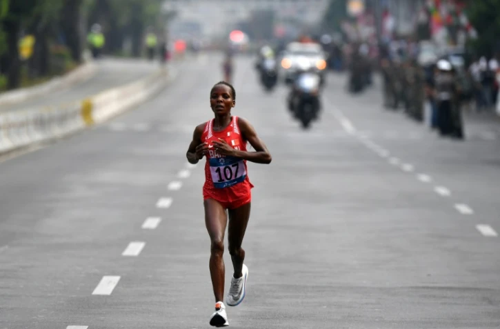 La Bahreïnienne Rose Chelimo, médaillée d'or au marathon des Jeux asiatiques, à Jakarta, le 26 août 2018