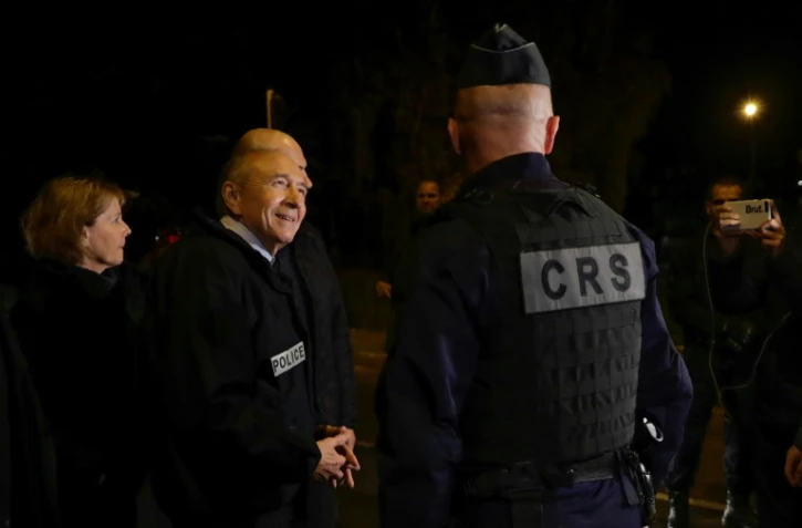Le ministre de l'Intérieur Gérard Collomb rencontre des policiers lors d'un déplacement, le 8 octobre 2017, dans l'Essonne à Viry-Châtillon