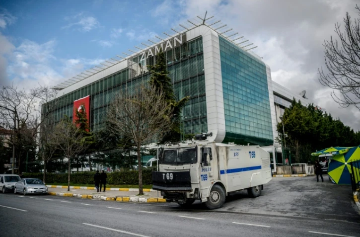 Un véhicule de la police turque devant le journal d'opposition Zaman à Istanbul, le 5 mars 2016 